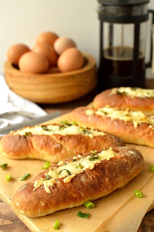 Garlic mushroom and manchego baked egg bread boats - Domestic Gothess