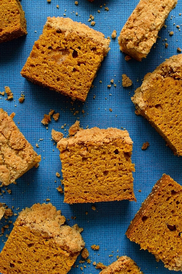 Crumble topped pumpkin spice cake - super moist, soft, spiced pumpkin cake with a crunchy crumble topping; easy to make and so delicious!