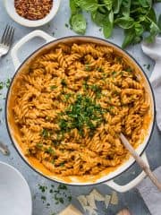 Creamy roasted red pepper tomato pasta – a rich and creamy roasted red pepper and tomato pasta sauce that is totally vegan thanks to blended cashews! #vegan #dairyfree #pasta