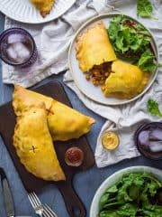 Curried vegetable pasties – vegan pasties filled with curried vegetables and chickpeas, perfect for picnicking! #vegan #baking #pastry