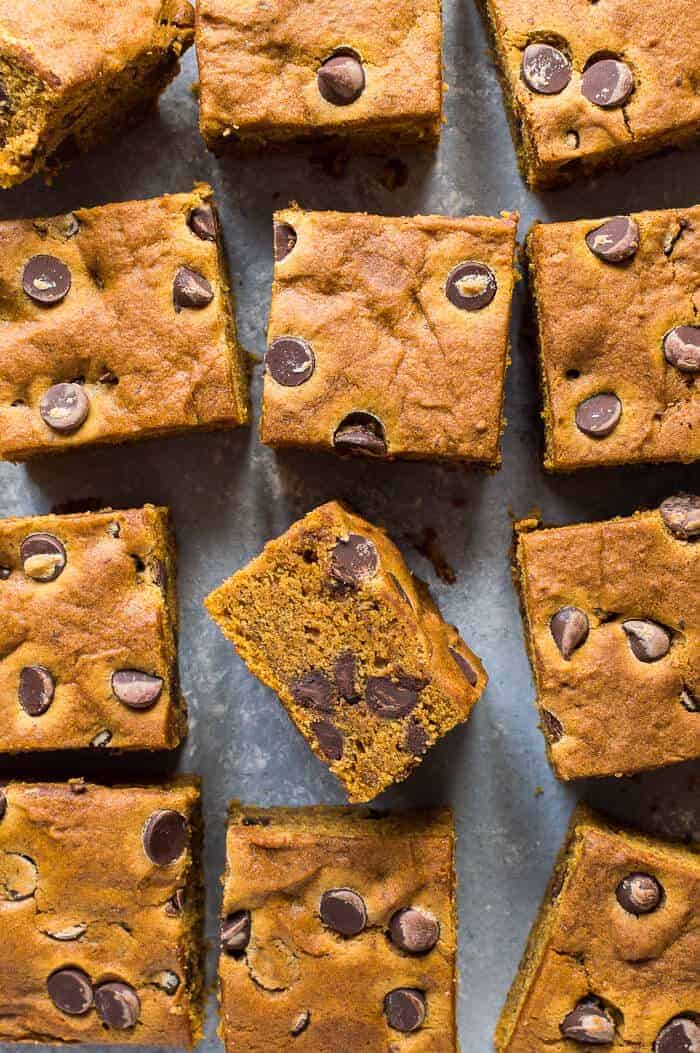 Pumpkin chocolate chip bars - moist vegan pumpkin spice cake bars filled with chocolate chips. This is the perfect snack cake for Autumn! #vegan #pumpkin #pumpkinspice #chocolatechip