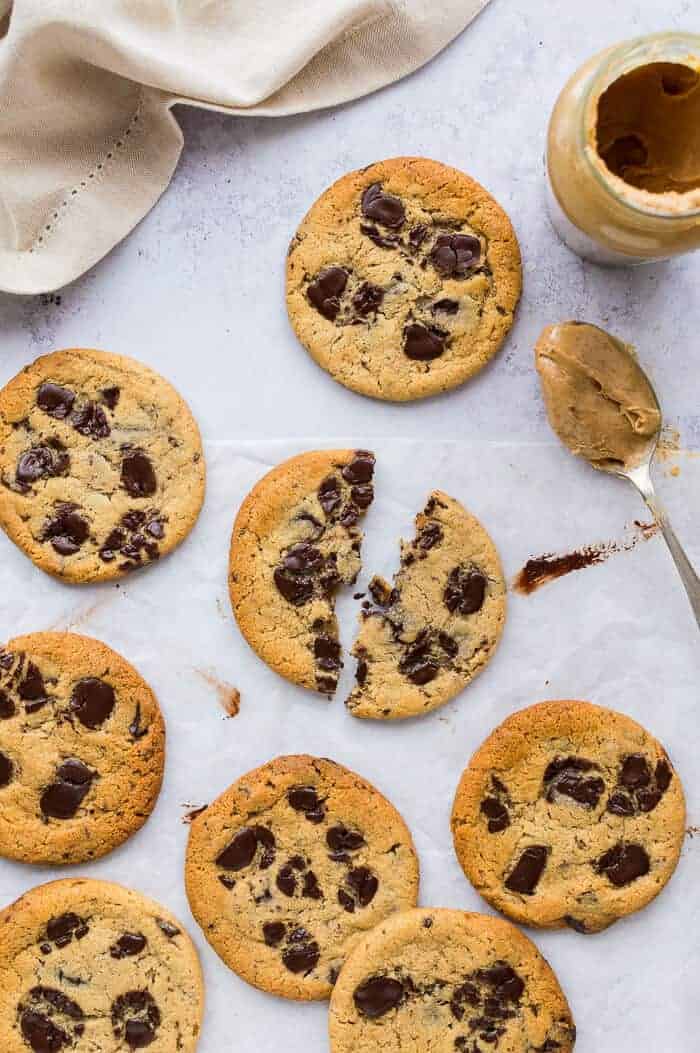 Vegan peanut butter chocolate chip cookies - chewy in the middle and crispy around the edges, these peanut butter cookies are easy to make and very, very moreish! #vegan #vegancookies #peanutbutter #chocolatechip #veganbaking