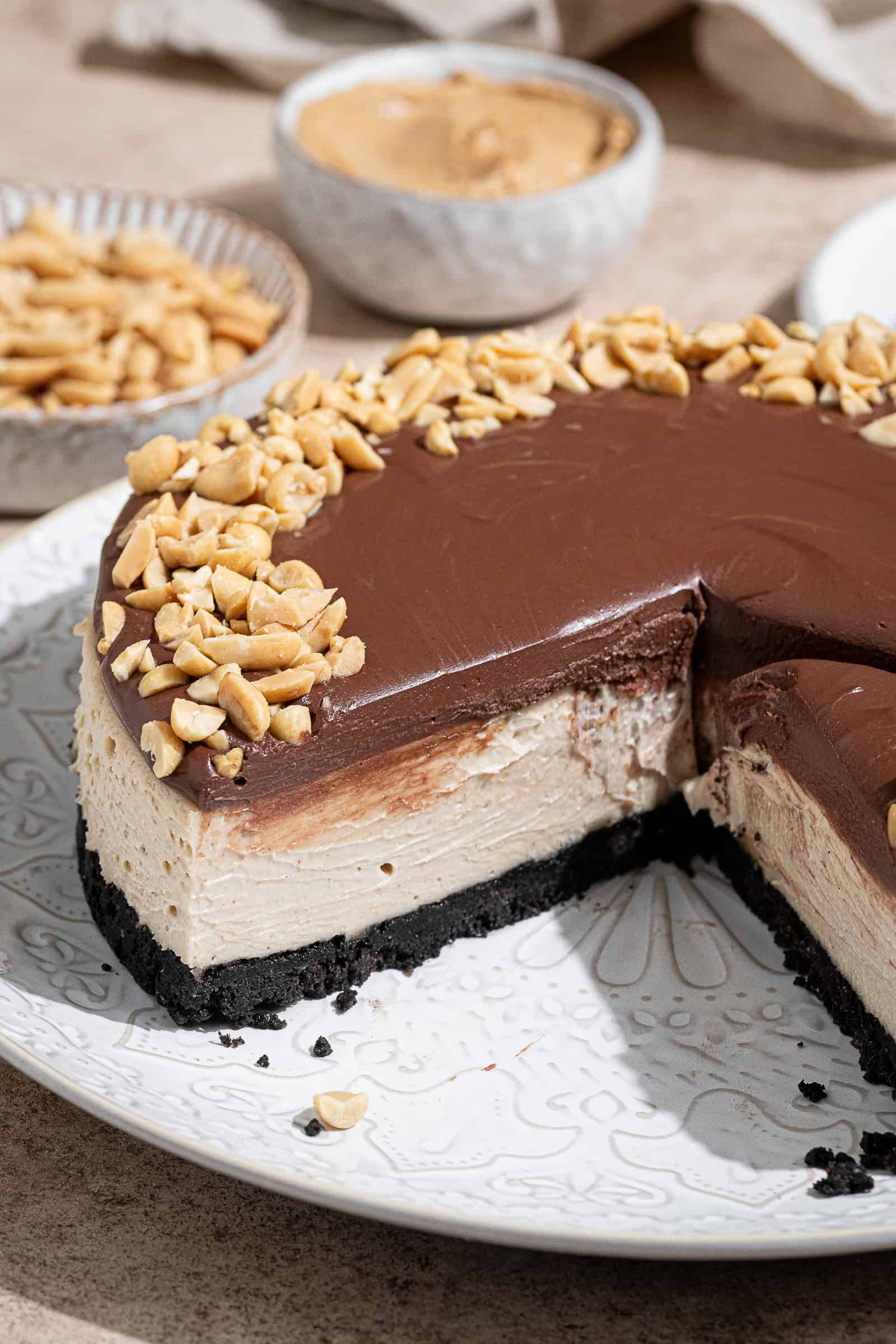Close up shot of the sliced cheesecake.