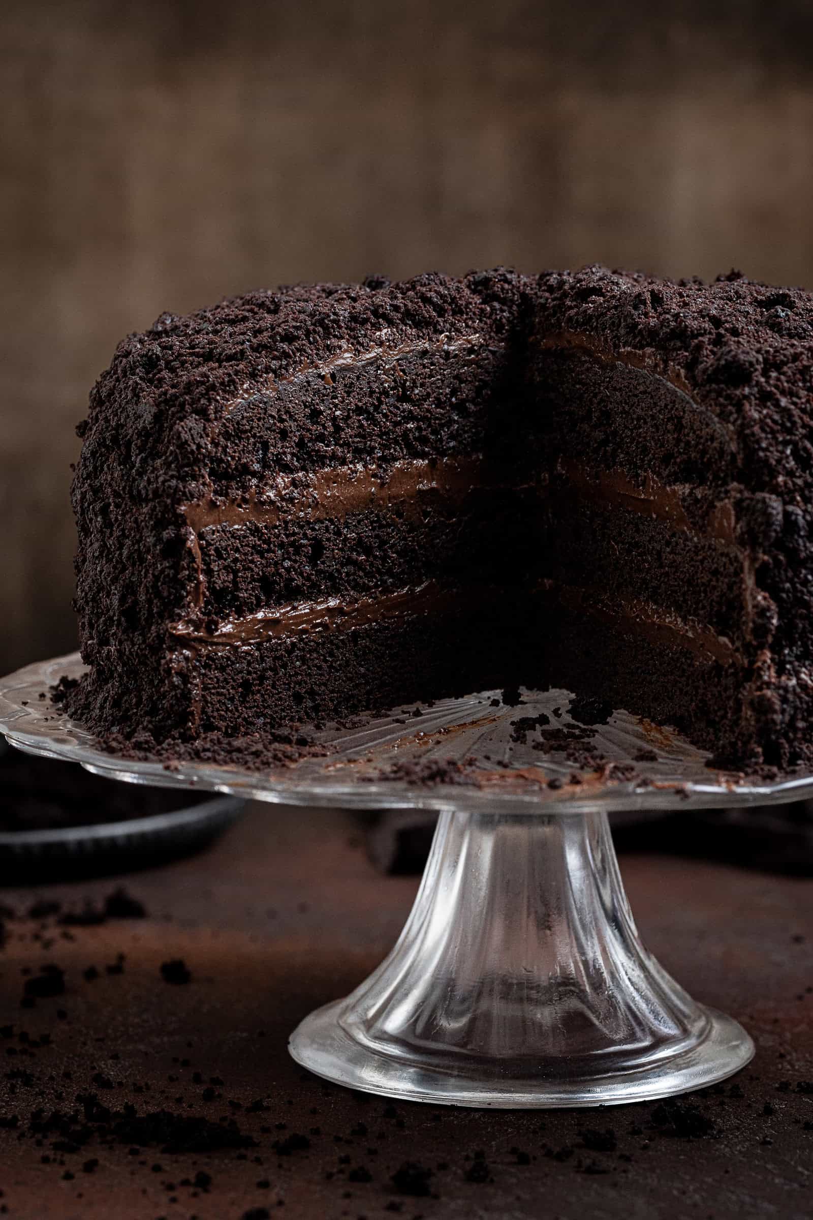 Close up shot of the sliced cake.