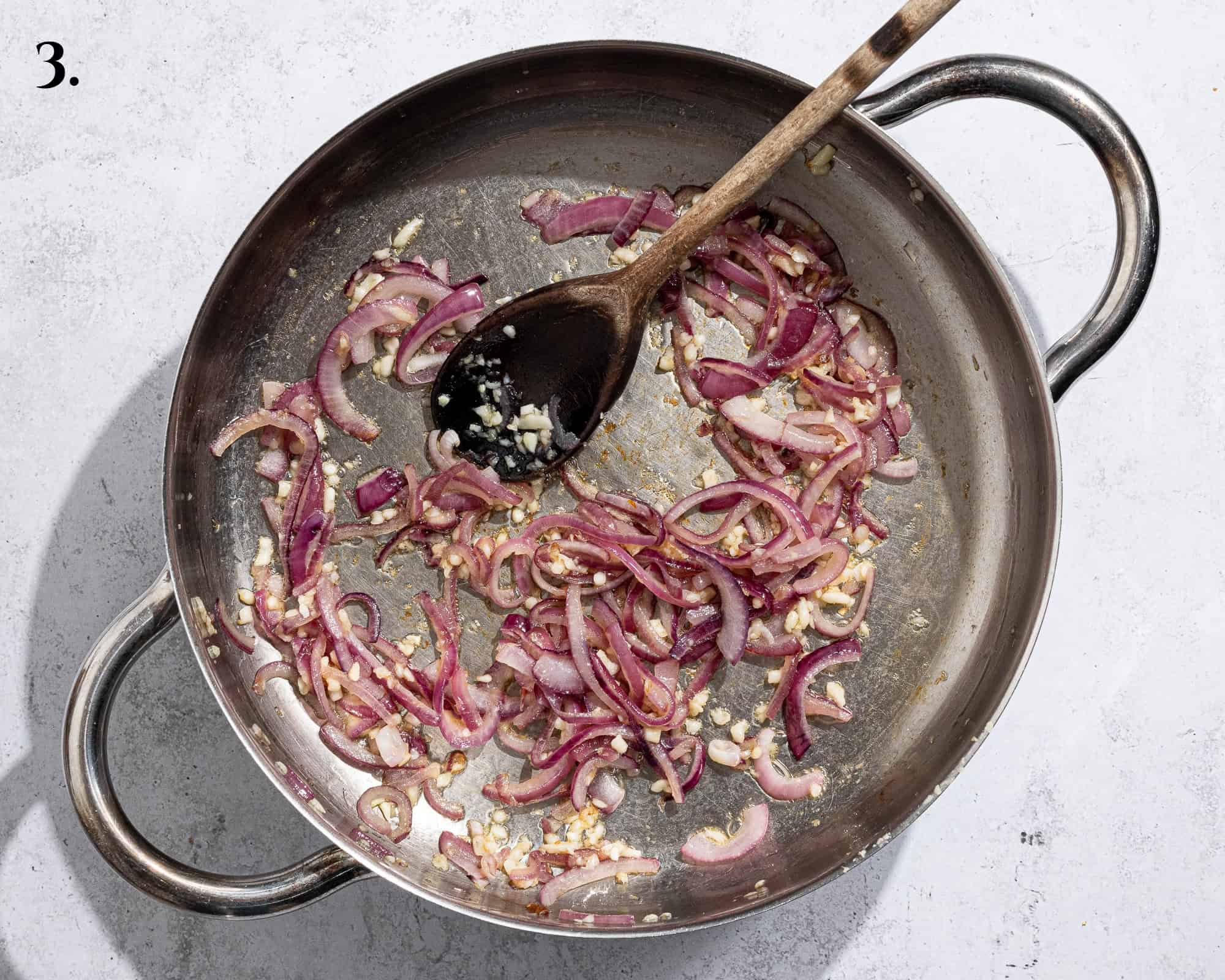 Step 3, the fried onion and garlic in a large pan.